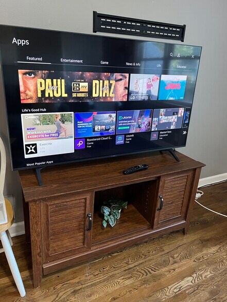 Smart TV 55” - 4622 Cass St