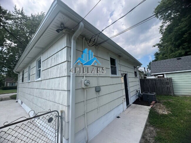 Building Photo - "Charming 2-Bedroom Gem with Finished Basement & Gleaming Hardwood Floors in Hammond!"