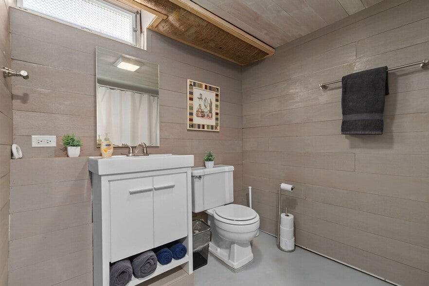 Building Photo - 810 E Pershing St