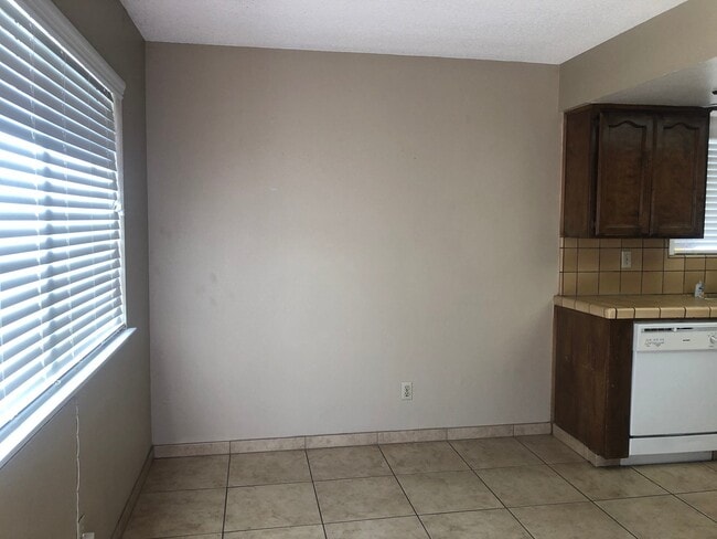 Building Photo - 464 N Cherry St