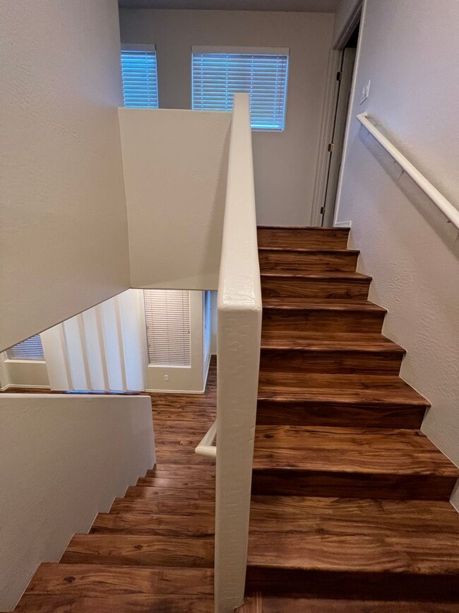 Building Photo - Two Story 4 Bedroom in Stoneridge