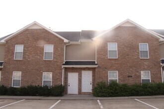 Building Photo - 2 Bedroom 1.5 Bath Townhome
