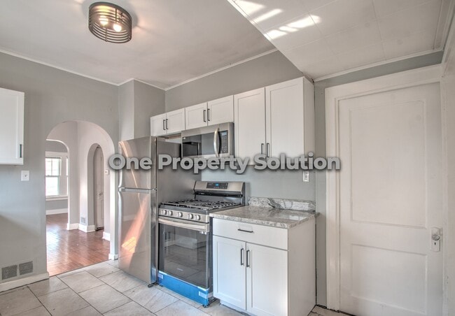 Building Photo - 407 Kenwood St
