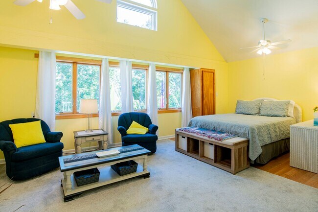 Building Photo - 9988 Hillview Dr