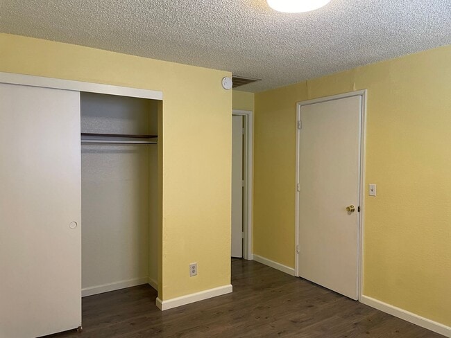 Building Photo - Great 1 bedroom, 1 bath cottage ~ nice quiet street