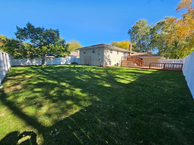 Building Photo - 9536 Elmwood Dr