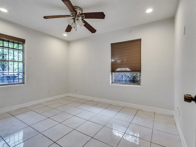 Building Photo - 667 Edgebrook Dr