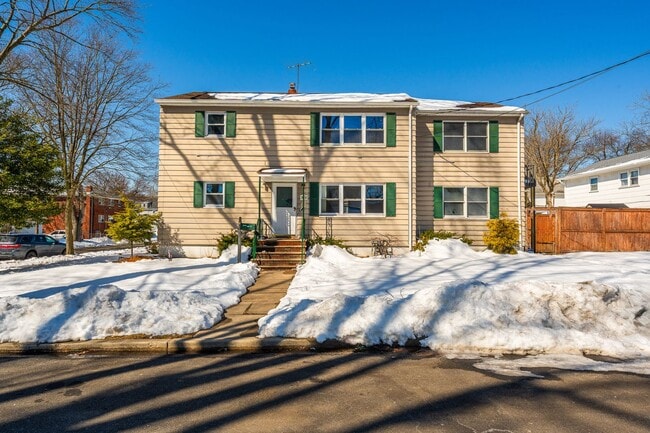 Building Photo - Large 3 Bedroom Apt