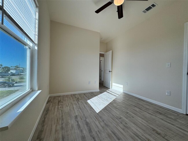 Building Photo - 18 Edgewater Dr