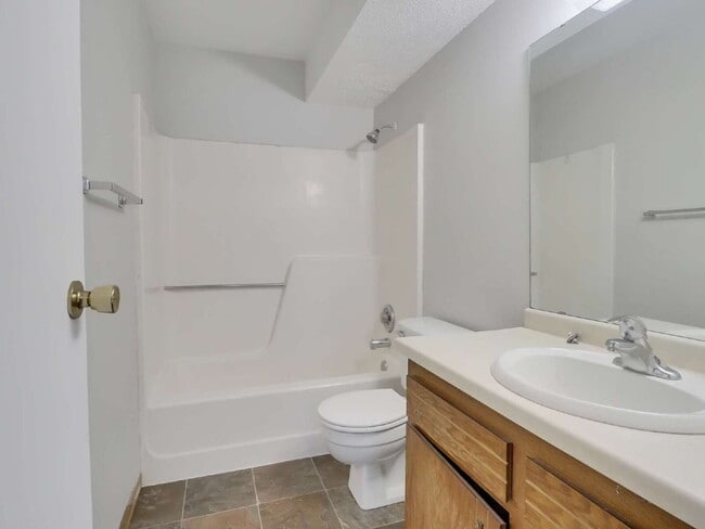 Building Photo - 3 Bedroom Apartment with new flooring and ...