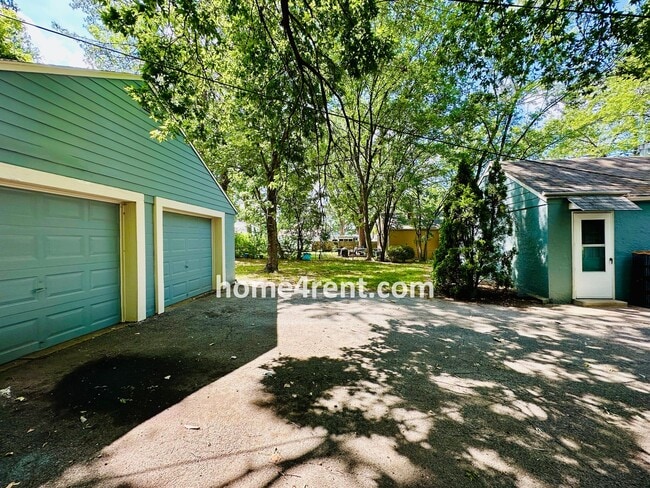 Building Photo - Adorable Ranch in Roeland Park w/ Wood Flo...