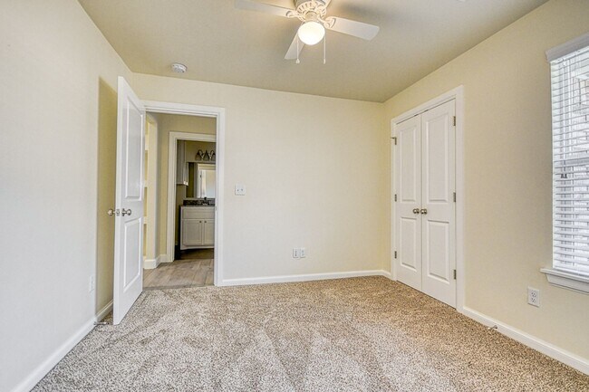 Building Photo - 3100 Pebble Pond Dr