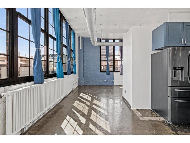Building Photo - 500 Robert St N
