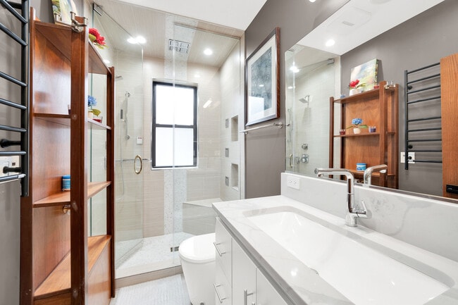 Building Photo - 1226 S 60th Ct