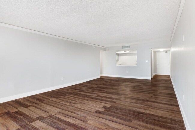 Building Photo - Spacious 2-Bedroom Waterfront Condo in Redington Shores – Long-Term Rental!