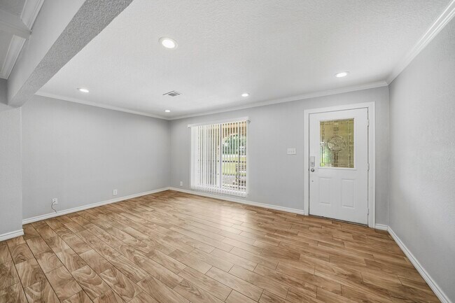Building Photo - 302 Country Rd