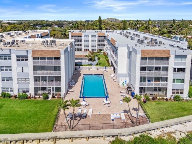 Building Photo - 1502 S Lakeside Dr