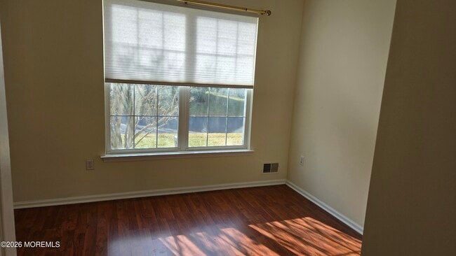 Building Photo - 16 Golden Willows Ave