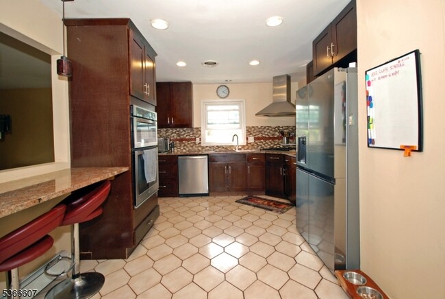 Building Photo - 561 Anderson Ave