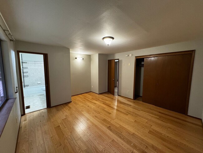 Building Photo - Silverdale Split-Level Home with Bonus Are...