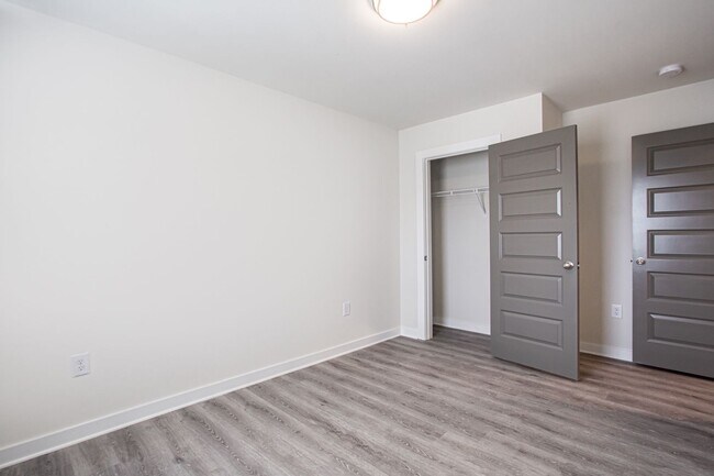 Building Photo - 715 W Vincent Dr