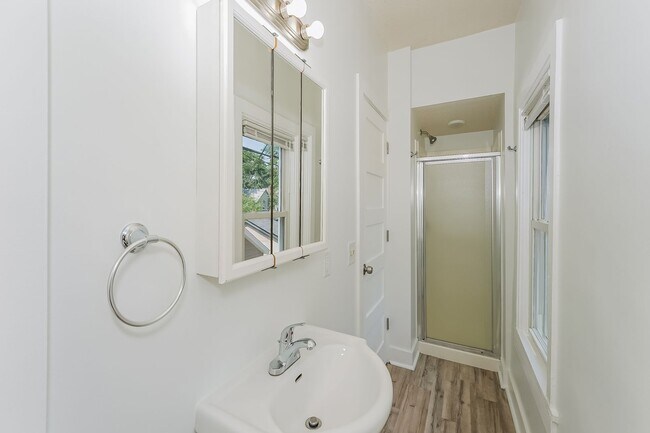 Building Photo - 1115 1/2 4th Street NE