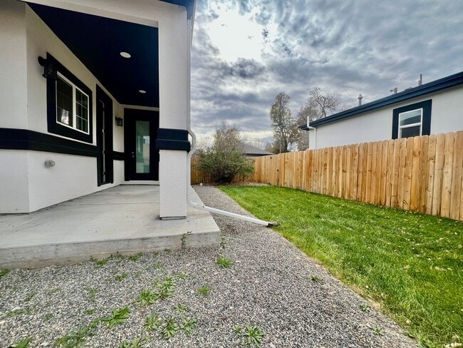 Building Photo - Beautiful newly built 2 bed, 2 bath home