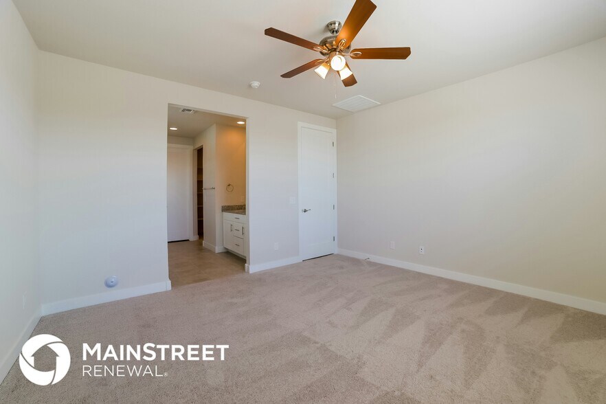 Building Photo - 8712 S 69th Dr