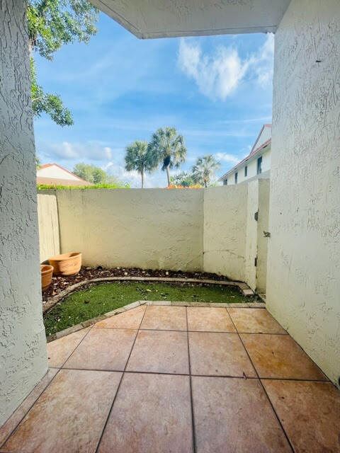 Building Photo - 5571 Courtyard Dr