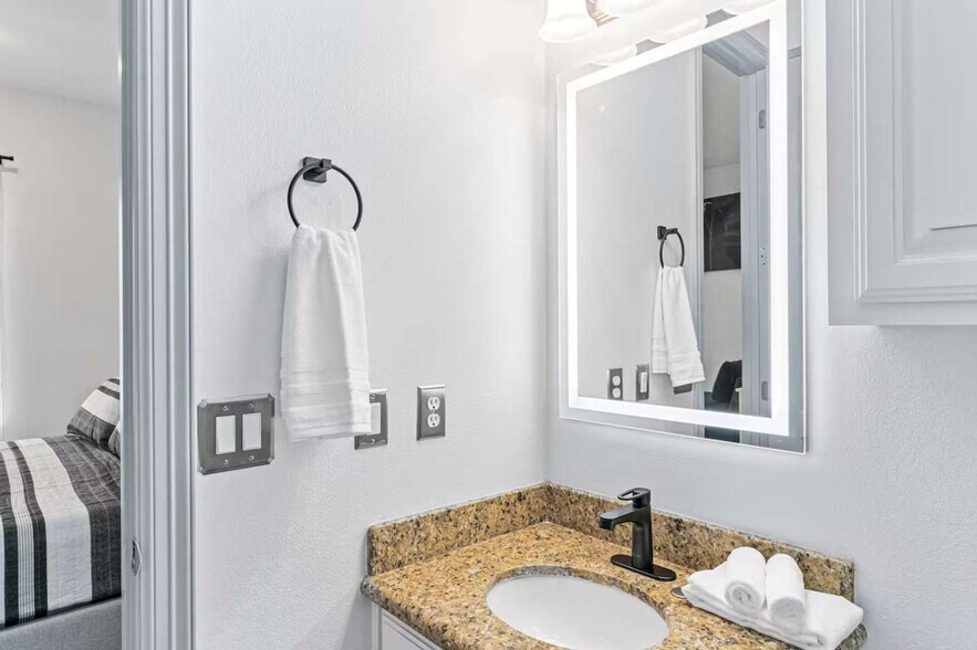 Building Photo - 117 E Campeche St