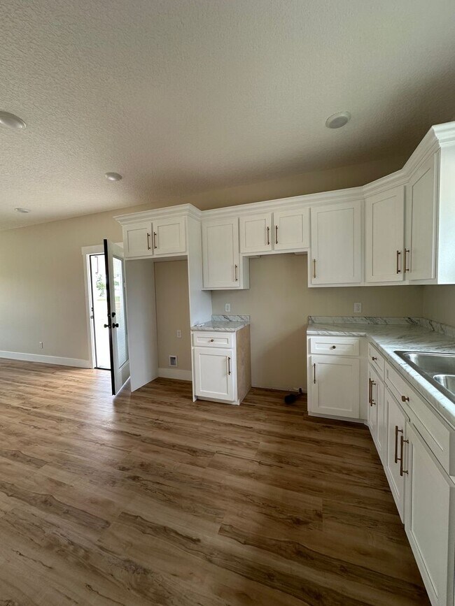 Building Photo - 3 Bed 2 Bath House
