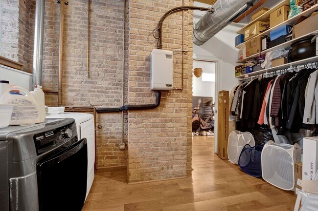 Building Photo - 935 W Randolph St