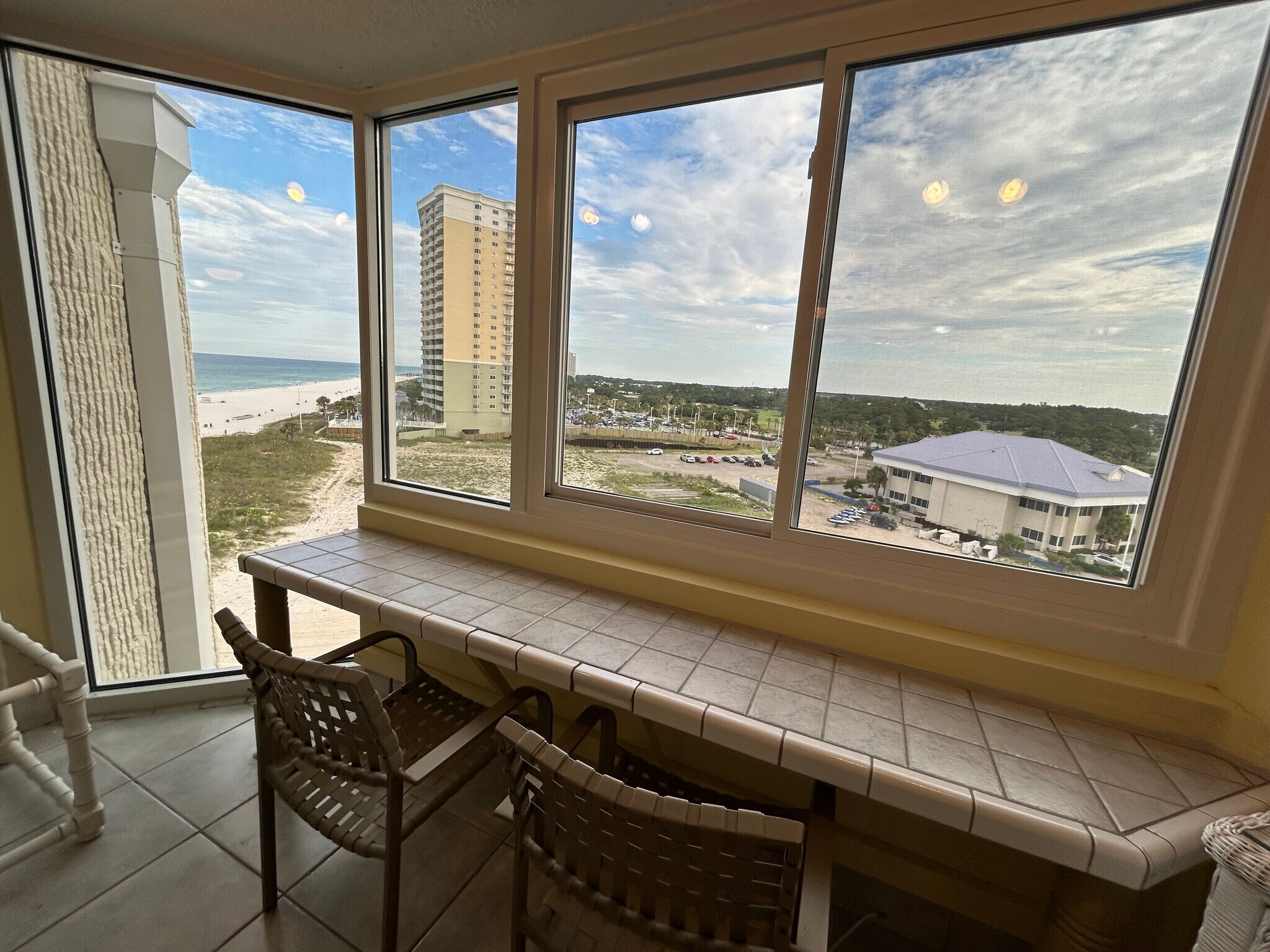 Right window opens - 8817 S Thomas Dr