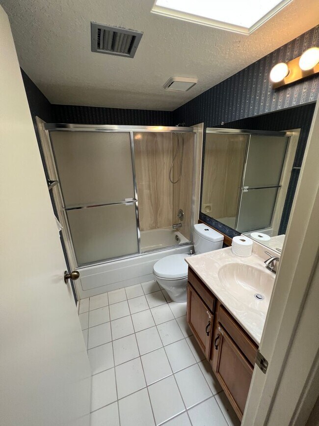 Building Photo - Attractive 3 Bed. 2 Ba. Townhome at Columbus & Ft. Lowell