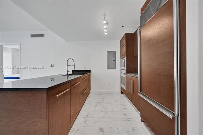 Building Photo - 475 Brickell Ave