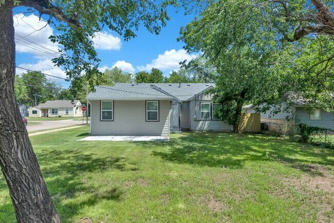 Building Photo - Stunning 3-Bedroom Home with Modern Upgrades in Tulsa
