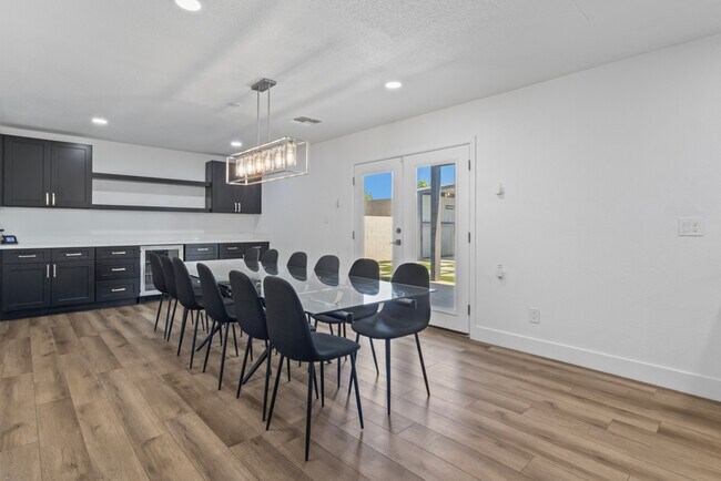 Building Photo - 2166 E Greenway Dr