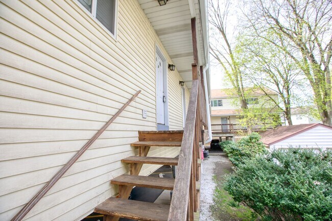 Building Photo - Lovely 2 bed 1.5 bat Condo is quiet Stamford Neighborhood