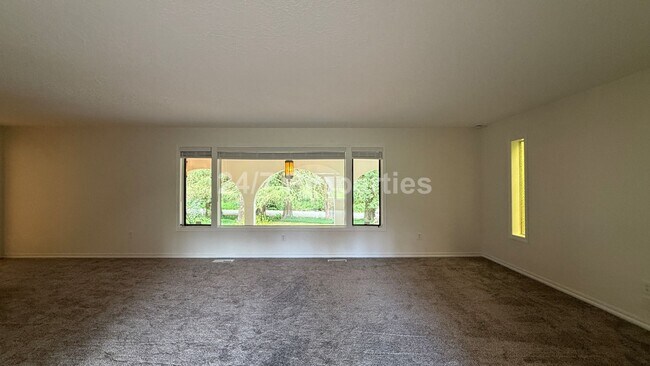 Building Photo - Sprawling 5 BD | 3 BA with Basement - Gresham