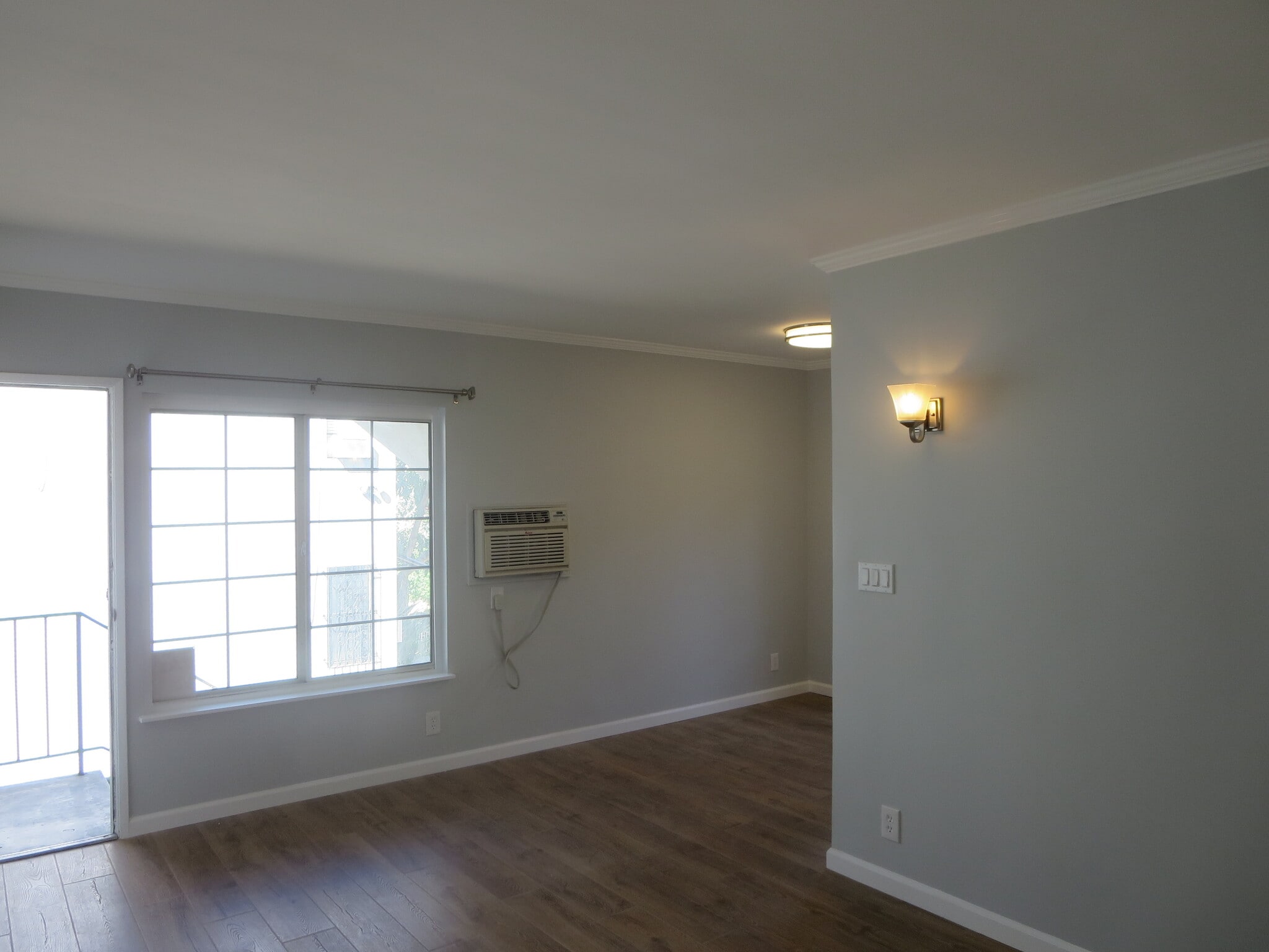 Building Photo - 1357 Edgecliffe Dr