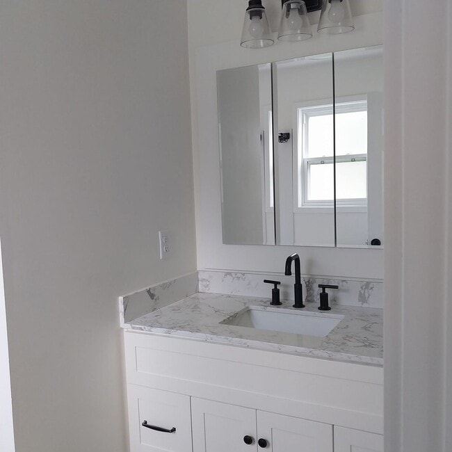 Building Photo - Cottage Style Dollhouse with $300/mo utility allowance!