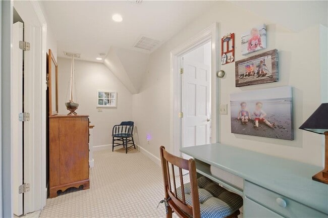 Building Photo - 158 Narragansett Ave