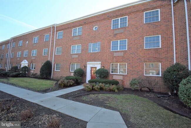 Building Photo - 1706 W Abingdon Dr