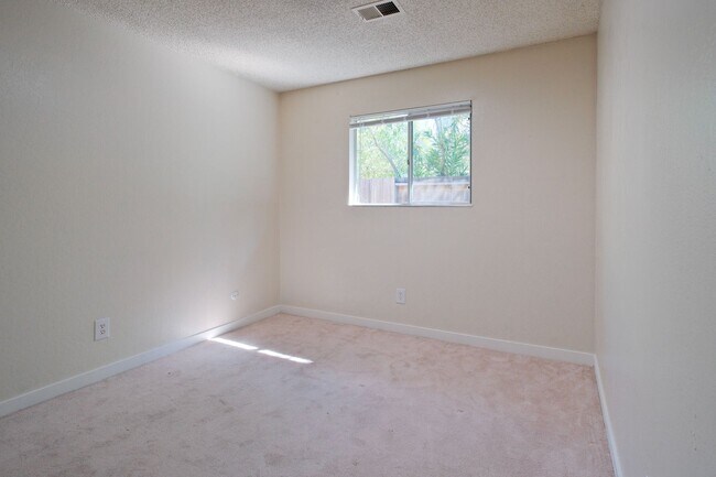 Building Photo - Gorgeous 3 Bedroom, 2 Bath home in great location