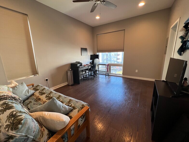 Master Bedroom - 227 W Thompson St