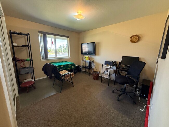 Building Photo - Spacious 4 Bed, 3 Bath Home - Terrango Glen