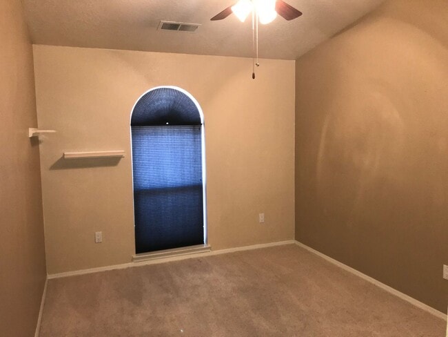 Building Photo - 3 bed 2 full bath
