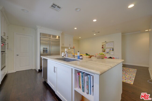 Building Photo - 2241 S Beverly Dr