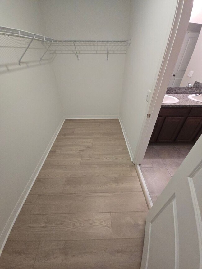 Building Photo - Gorgeous 4-Bedroom, 2.5-Bathroom Home in R...
