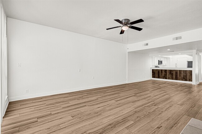 Building Photo - 2022 Lakewood Ct